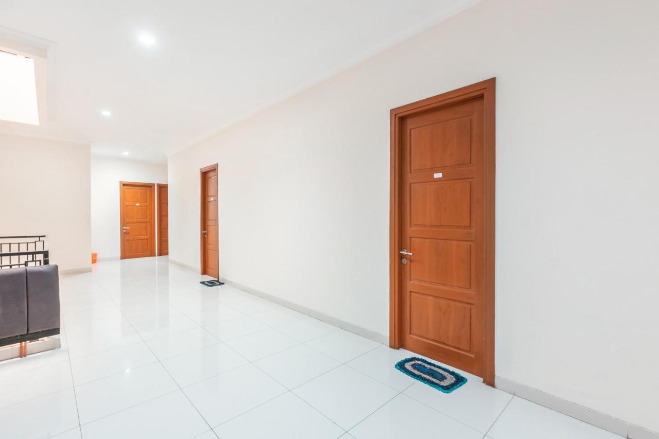 Reddoorz Near Universitas Esa Unggul Bekasi Harapan Indah Luaran gambar