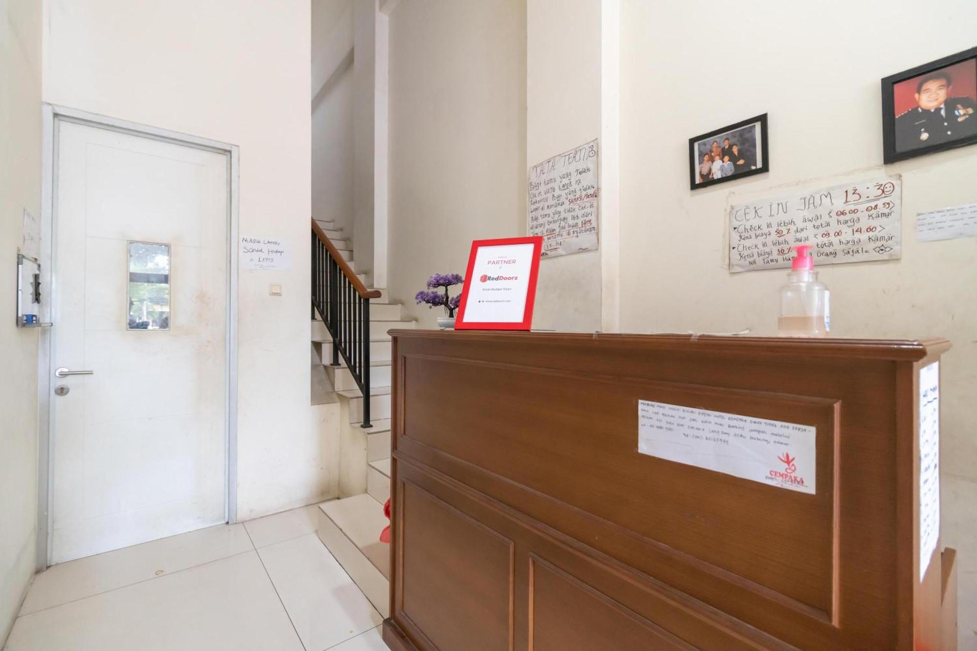 Reddoorz Near Universitas Esa Unggul Bekasi Harapan Indah Luaran gambar