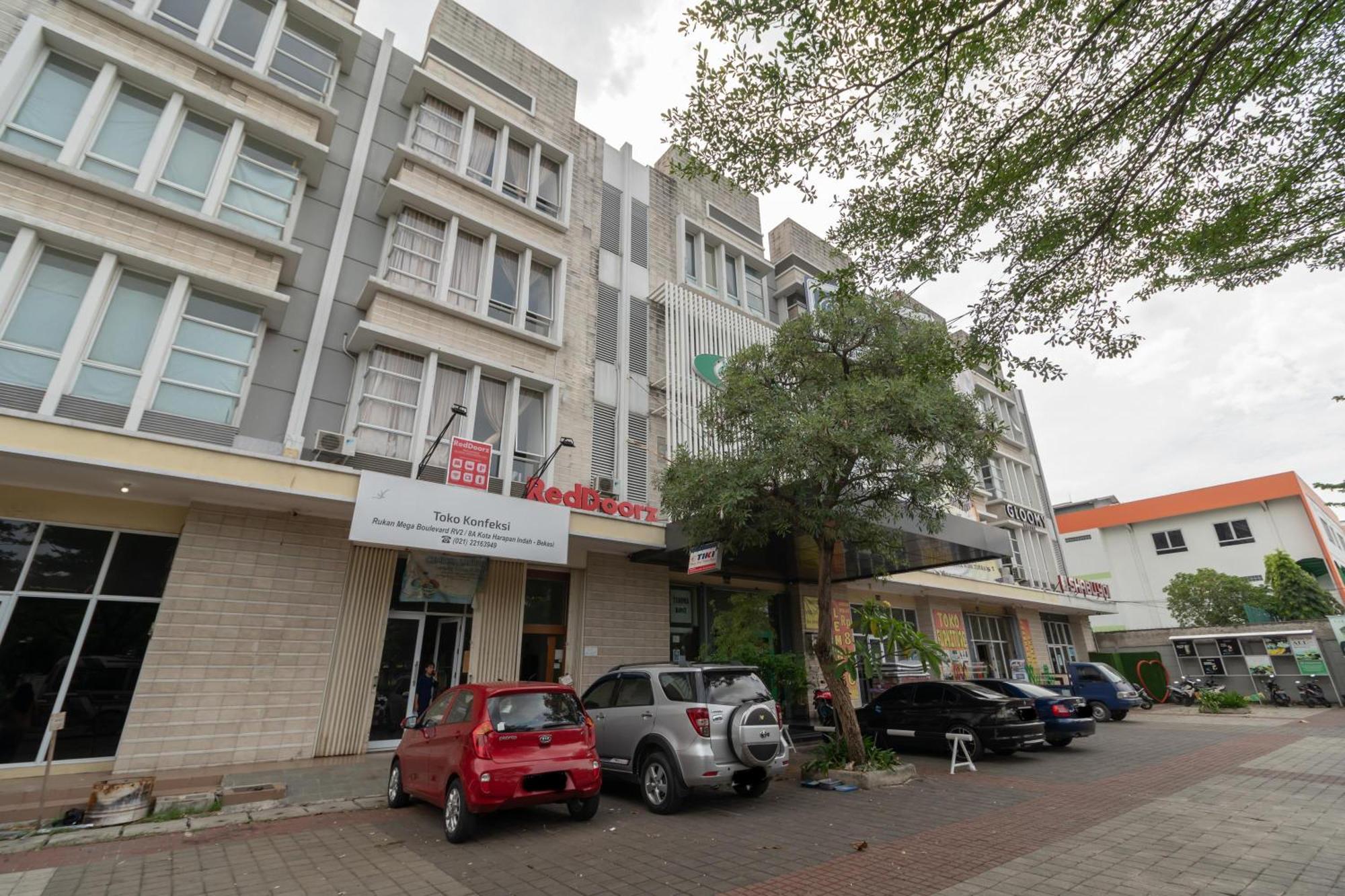Reddoorz Near Universitas Esa Unggul Bekasi Harapan Indah Luaran gambar