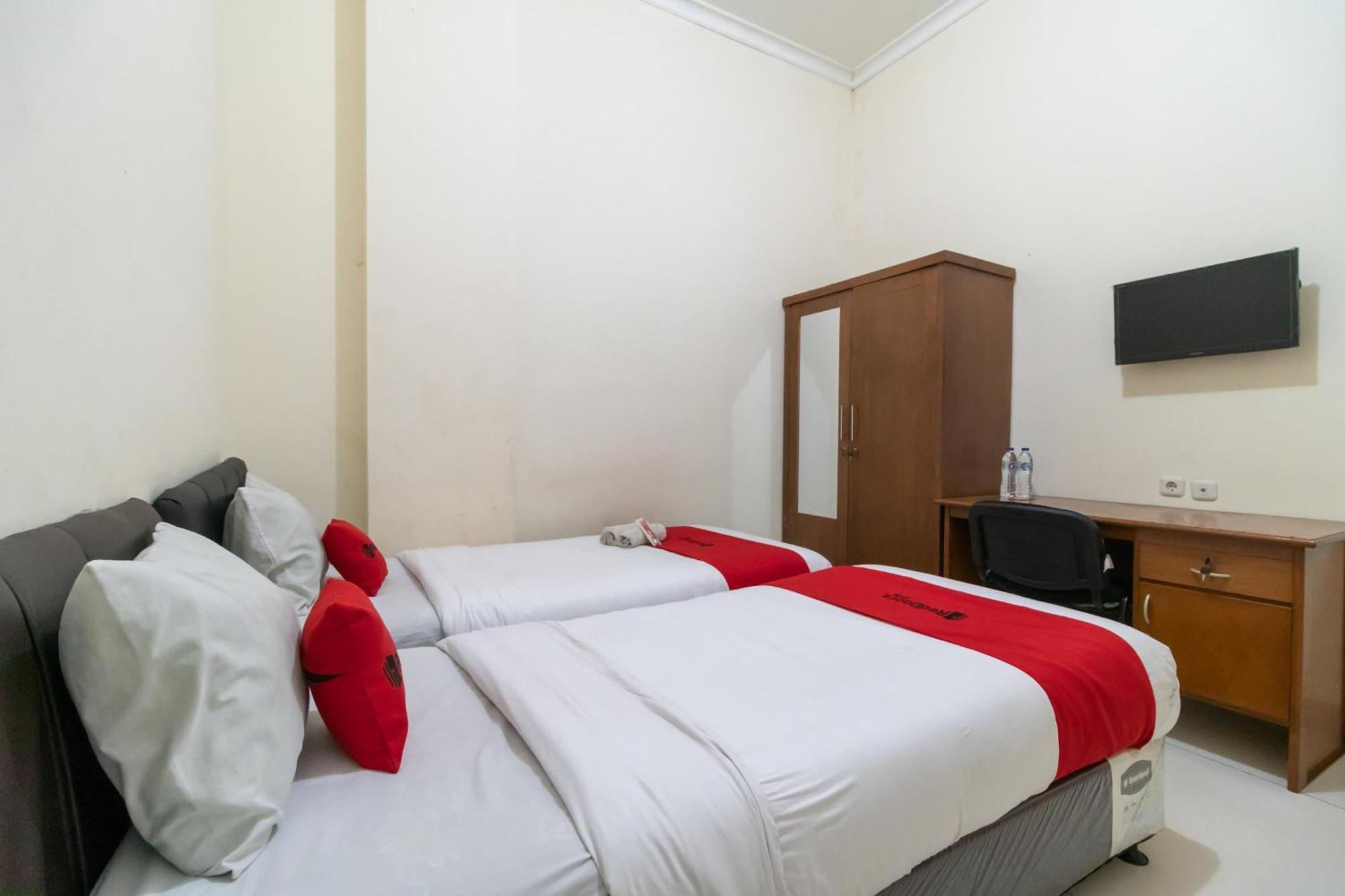 Reddoorz Near Universitas Esa Unggul Bekasi Harapan Indah Luaran gambar