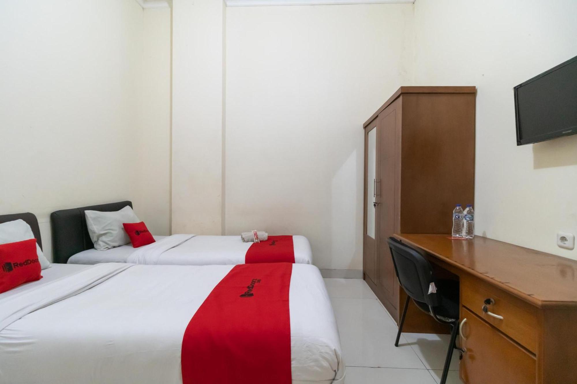 Reddoorz Near Universitas Esa Unggul Bekasi Harapan Indah Hotel Luaran gambar