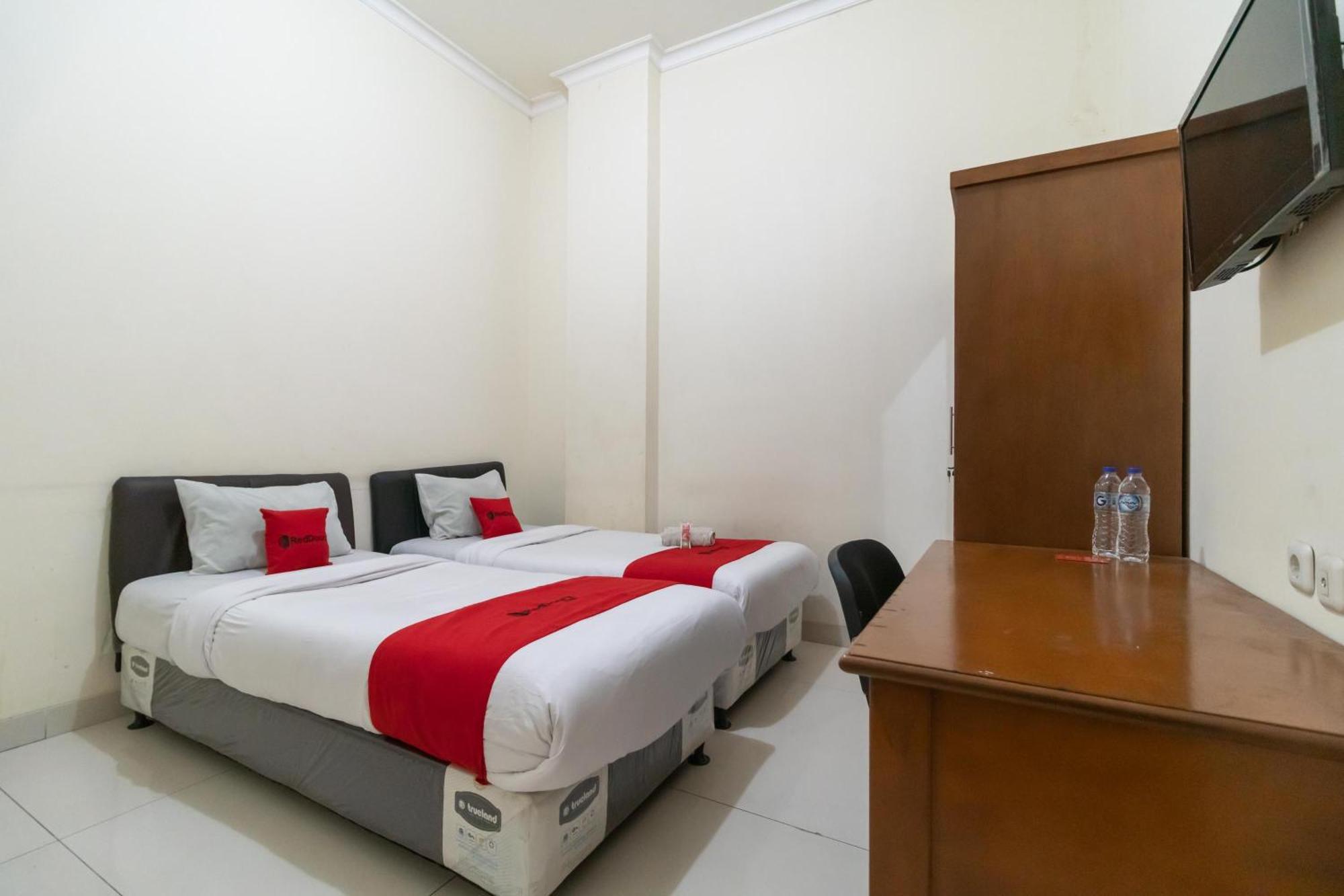 Reddoorz Near Universitas Esa Unggul Bekasi Harapan Indah Hotel Luaran gambar