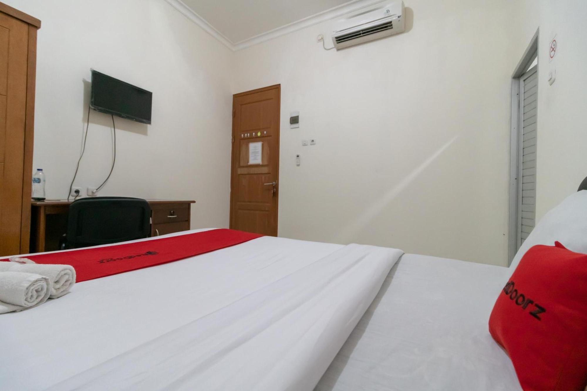 Reddoorz Near Universitas Esa Unggul Bekasi Harapan Indah Hotel Luaran gambar