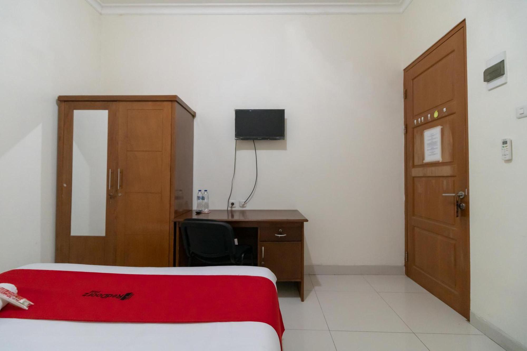 Reddoorz Near Universitas Esa Unggul Bekasi Harapan Indah Hotel Luaran gambar